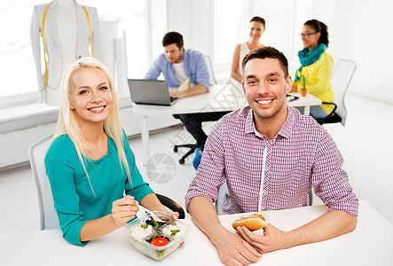公司,食物人的快乐的同事办公室吃午饭吃饭快乐的同事办公室吃午饭吃饭图片