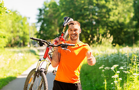 健身,运动健康的生活方式快乐的轻人与自行车户外夏天竖大拇指快乐的人,自行车夏天竖大拇指图片