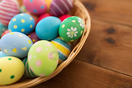 复活节,假日传统彩色鸡蛋篮子木制桌子上篮子里彩色复活节彩蛋图片
