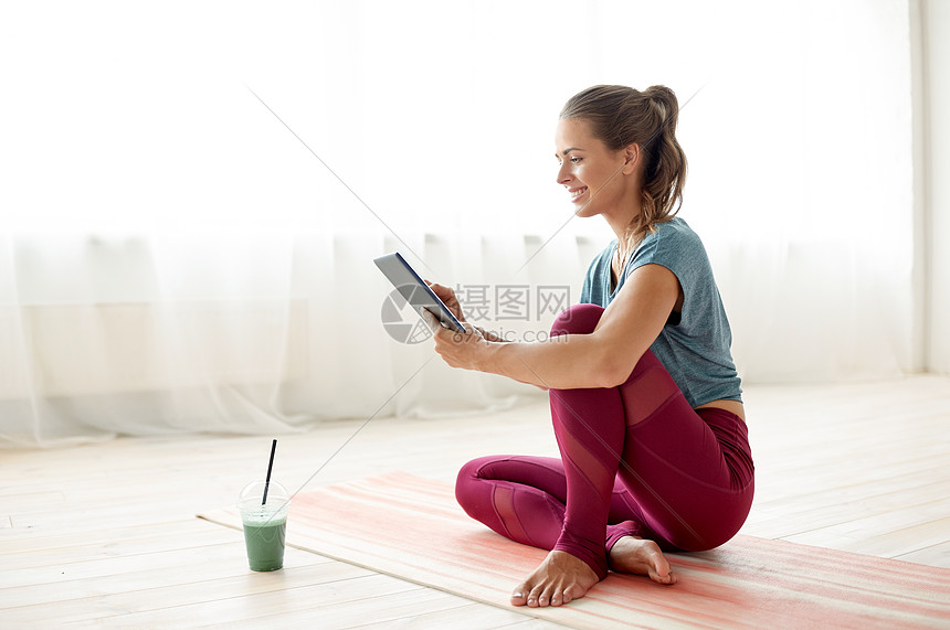 ‘~健身,技术健康的生活方式妇女与平板电脑冰沙杯瑜伽工作室瑜伽工作室平板电脑饮料的表妹  ~’ 的图片