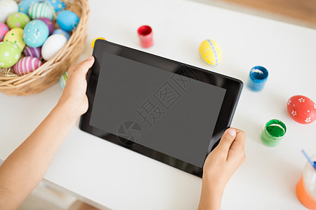 复活节,假日技术用平板电脑,鸡蛋颜色孩子的手儿童手与平板电脑,复活节鸡蛋颜色图片
