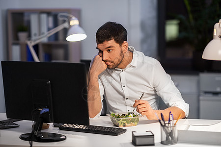 商务,过度工作,截止日期人们的压力很大的商人夜间办公室吃电脑夜间办公室吃电脑的商人图片