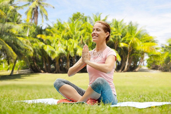 健身,瑜伽健康的生活方式快乐的女人冥想异国情调的夏季公园法属波利尼西亚背景快乐的女人异国情调的夏季公园冥想图片