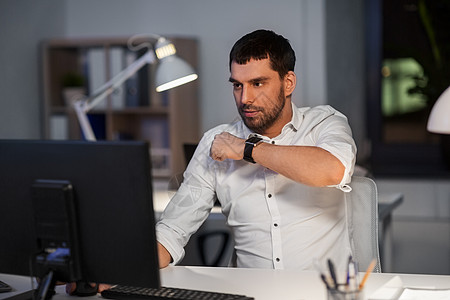 商业,技术时间管理商人用语音命令记录器智能手表夜间办公室智能手表上用语音命令的商人图片