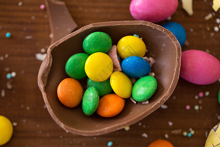 复活节,糖果糖果的巧克力鸡蛋糖果滴木桌上巧克力蛋糖果滴木桌上图片