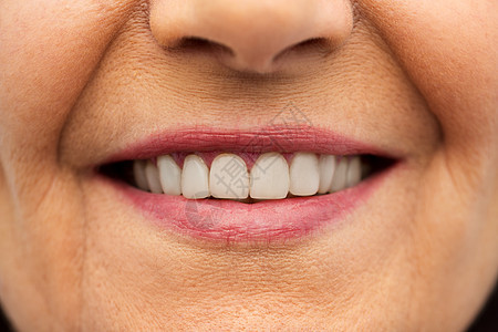 牙齿护理卫生的人的亲密的老妇女微笑的嘴牙齿闭上老妇女微笑的嘴牙齿图片