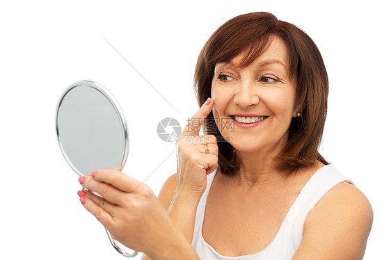美丽的老人微笑着使用镜子图片