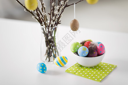 假期象猫柳枝彩色复活节彩蛋花瓶桌子上阴柳枝彩色复活节彩蛋图片