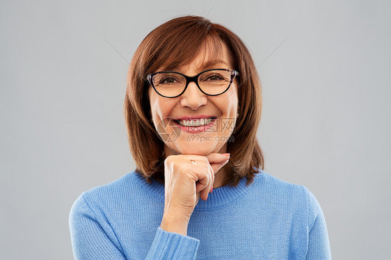 戴着眼镜的老年女人的肖像图片