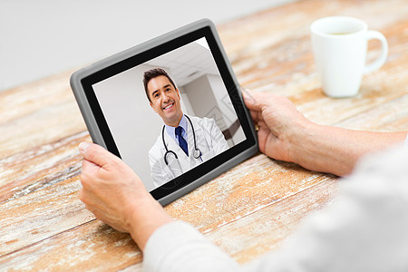 医学,技术医疗保健老妇女病人视频电话与医生平板电脑电脑家里老妇女病人与医生视频通话图片