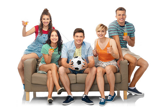 娱乐活动休闲人的群快乐的微笑的朋友足球迷,带着足球坐沙发上,白色背景下喝含酒精的饮料朋友球迷带球饮料图片