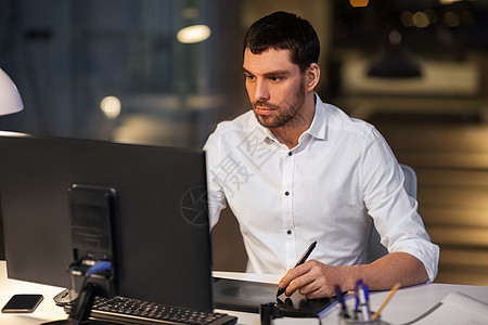 商业,技术创造的人师与计算机钢笔平板电脑暗夜办公室工作办公室电脑钢笔平板电脑的师图片