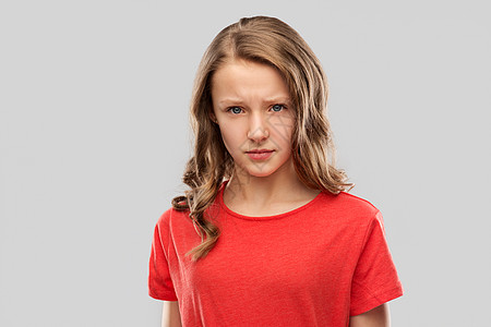 情感,表达人的悲伤愤怒的十几岁女孩穿红色T恤灰色背景穿着红色T恤的悲伤愤怒的十几岁女孩图片