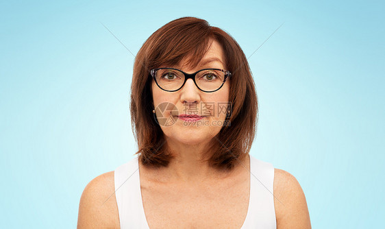 双目无神戴着眼镜的老年妇女图片