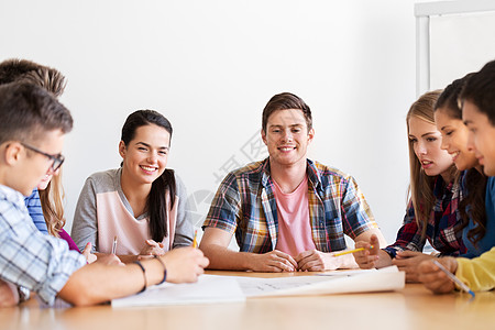 教育建筑人的群微笑的学生学校开会群微笑的学生学校开会图片