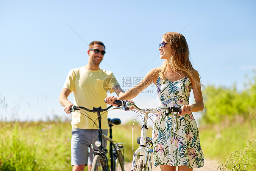 人,休闲生活方式的快乐的轻夫妇骑自行车乡村道路上乡间路上骑自行车的幸福夫妇图片