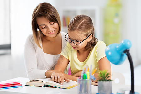 教育家庭学观念母亲女儿作业,家看书妈妈女儿作业图片
