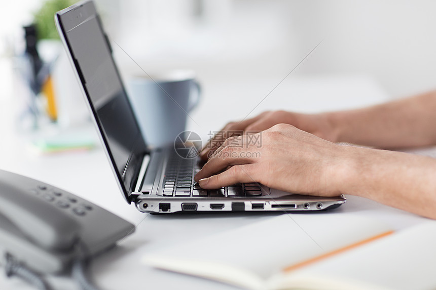 ‘~商业,人技术双手打字笔记本电脑键盘办公室双手办公室的笔记本电脑上打字  ~’ 的图片
