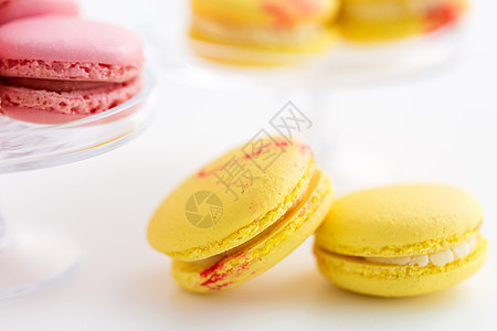 糖果,糕点食品柠檬黄色粉红色马卡龙白色背景黄色粉红色的马卡龙图片