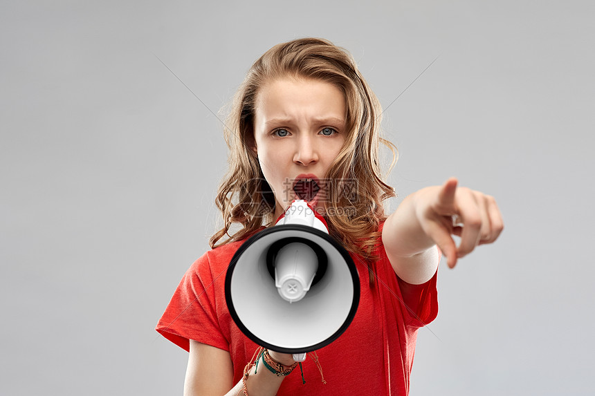 ‘~女权利,女权主义别平等愤怒的十几岁小姐姐穿着红色T恤,着扩音器说话,用灰色背景指着你愤怒的十几岁的小姐姐扩音器说  ~’ 的图片
