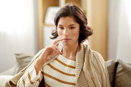 鼻炎,医学医疗生病的妇女用鼻喷雾家里生病的女人家用鼻喷雾剂图片