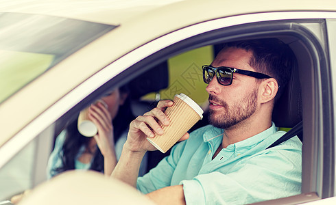 休闲,公路旅行,旅行,家庭人的快乐的男人女人开车带着咖啡快乐的男人女人开车带着咖啡图片