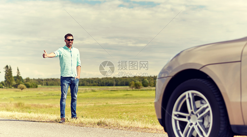 公路旅行 搭便车 旅行 手势人的男人搭便车 乡村公路上用竖大拇指的手势停车男人搭便车 乡下停车高清图片下载 正版图片 摄图网