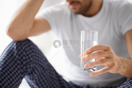 人,健康水化的健康的人早上喝杯水宿醉用杯水把病人关来图片