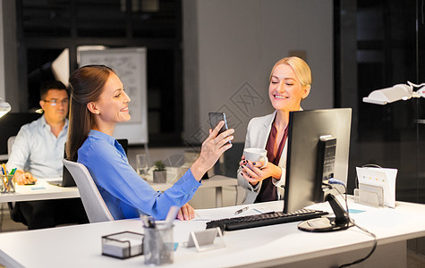 商业,截止日期技术拥智能手机的女商人深夜办公室休息咖啡深夜办公室智能手机的女商人图片
