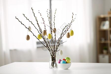 银柳枝装饰复活节彩蛋背景图片