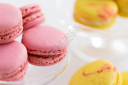 糖果,糕点食品粉红色黄色马卡龙白色背景粉红色马卡龙背景图片