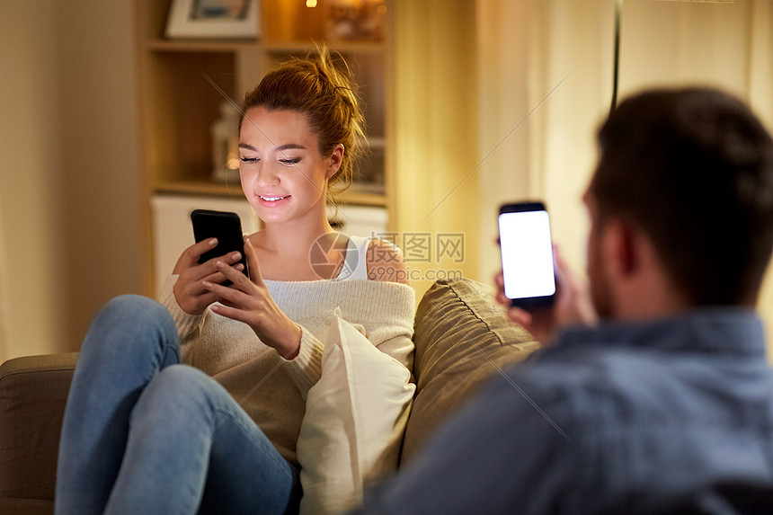 ‘~休闲,技术网络成瘾的夫妇家里的智能手机晚上晚上家里智能手机的夫妇  ~’ 的图片