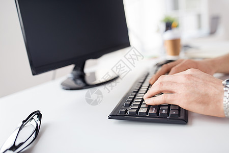 商业,人技术的男的手电脑键盘上打字办公室男的手电脑键盘上打字图片
