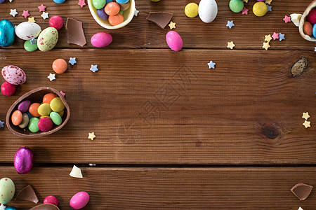 复活节,糖果糖果巧克力鸡蛋糖果滴木制背景巧克力鸡蛋糖果滴木桌上图片