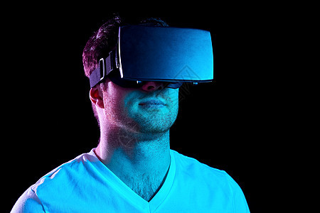三维技术,虚拟现实,娱乐活动人的轻人VR眼镜上玩游戏,紫外线霓虹灯黑暗的房间虚拟现实耳机VR眼镜中的男人图片