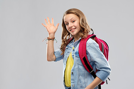 教育,学校人的快乐微笑的十几岁的学生女孩带着灰色背景的袋子带着书包的快乐微笑的十几岁的学生女孩图片