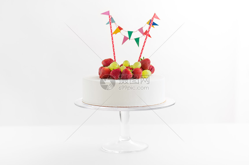 ‘~食物,甜点派生日蛋糕与花环,草莓葡萄架上把生日蛋糕花环放看台上  ~’ 的图片