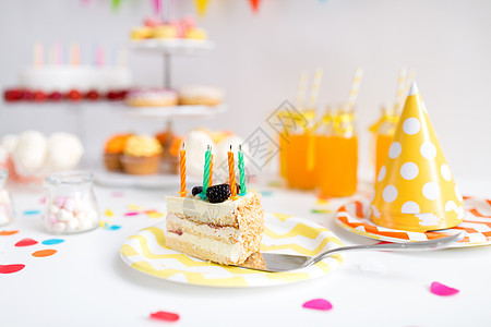 食物,庆祝节日蛋糕与蜡烛盘子上的生日聚会生日派上盘子里的蛋糕图片