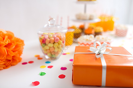 派节日生日礼物橙色包装桌子上生日礼物,橙色包装桌子上图片