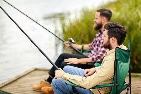 休闲人们的快乐的朋友与钓鱼竿湖泊河流湖边河边钓竿的朋友图片