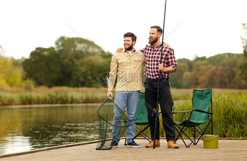 休闲人们的快乐的朋友与钓竿舀网湖泊河流湖边河边鱼竿网的朋友图片