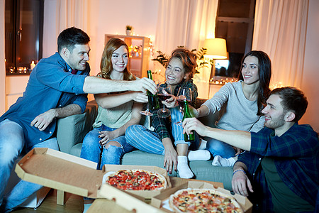 友谊,聚会休闲快乐的朋友与非酒精饮料比萨饼家里晚上家里饮料披萨派的快乐朋友图片