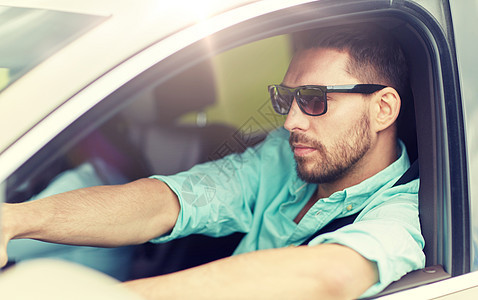 公路旅行,交通,旅行人的轻人戴太阳镜驾驶汽车戴太阳镜的轻人开着车图片