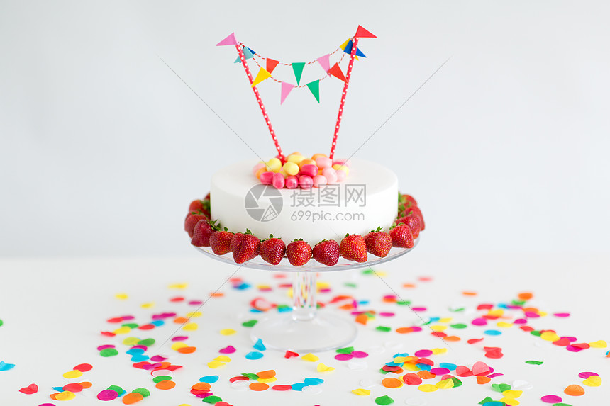 食物,甜点派生日蛋糕与糖果,花环草莓看台上把生日蛋糕花环放看台上图片
