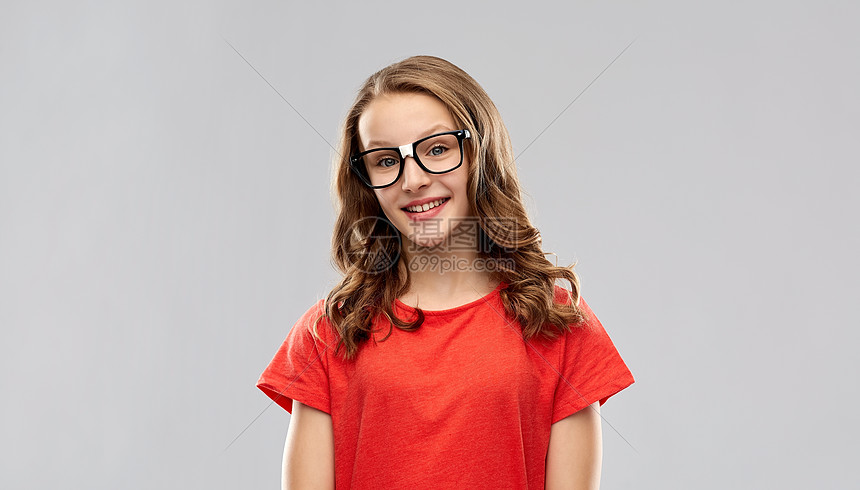 教育学校人的微笑的十几岁的学生女孩戴着眼镜红色t恤背景灰色的微笑