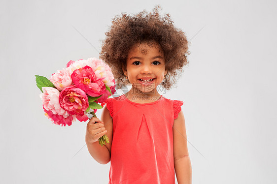 童人的快乐的非裔美国女孩与花灰色背景快乐的非裔美国女孩带着花图片