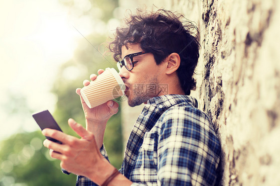 休闲,技术,沟通人的男人与智能手机喝咖啡次纸杯短信城市街道智能手机的男人城市街道喝咖啡图片