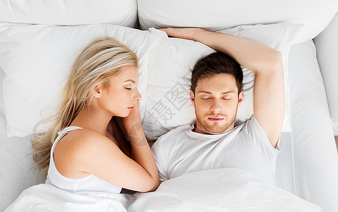 人,休息关系的幸福的夫妇睡家里的床上幸福的夫妇睡家里的床上图片