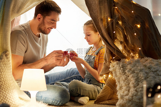 家庭,潮格人的快乐的父亲小女儿孩子们的帐篷里晚上家玩茶话会家庭孩子们的帐篷里玩茶话会图片