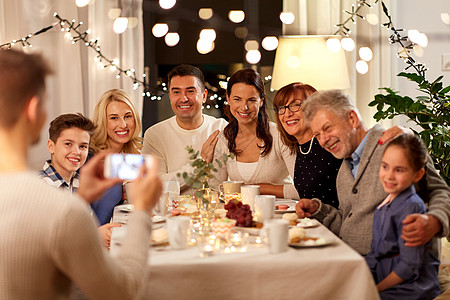 卡通爸爸大学儿子庆祝,假日人们的幸福的家庭举行茶话会拍照智能手机